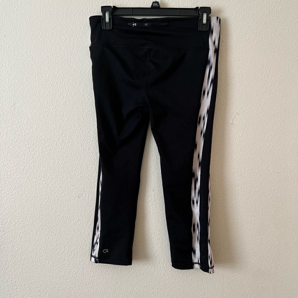 GAP FIT BLACK WORKOUT/LEGGINGS/CAPRi With WHITE ACCENT STRIP ON SIDE, S